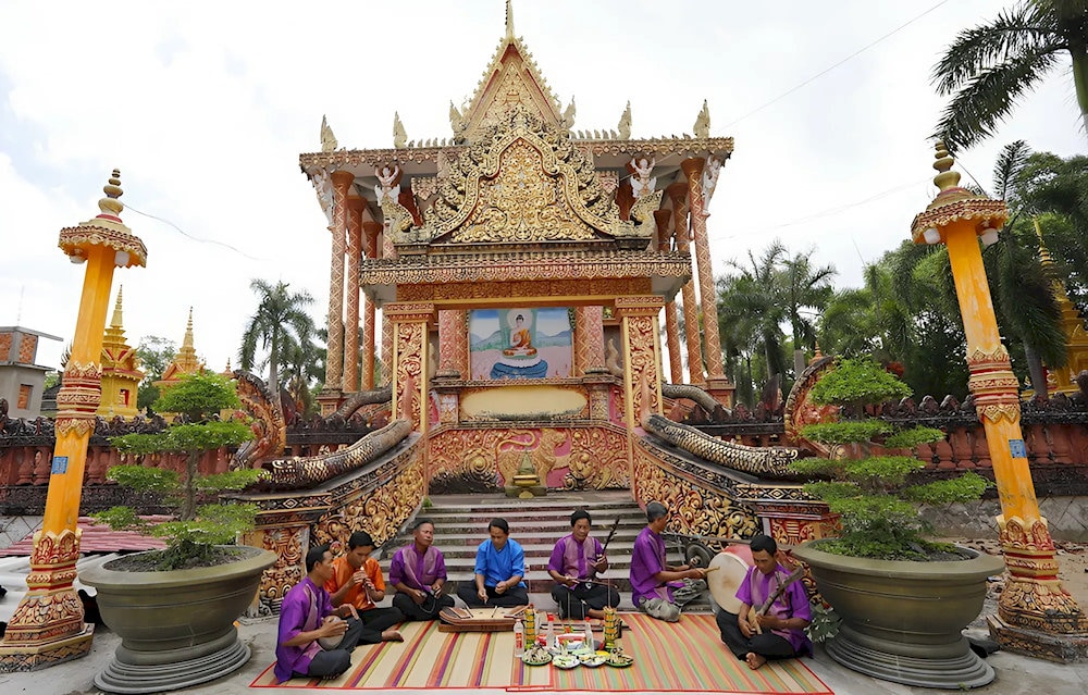 Tham dự lễ hội người Khmer là dịp để du khách trải nghiệm văn hóa dân tộc độc đáo và gắn bó hơn với con người miền Tây hiền hòa, mến khách